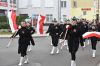 Orkistra i mażoretki prowadzą pochód